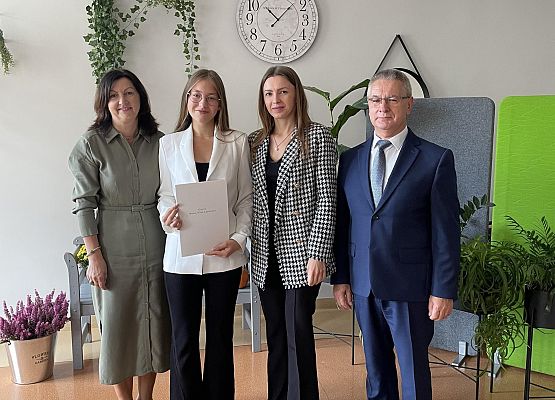 Nagrodę z rąk Wójta Gminy odbiera Aliaksandra Shulha.