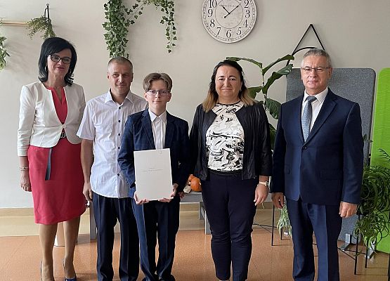 Nagrodę z rąk Wójta Gminy odbiera Julian Rzepka.