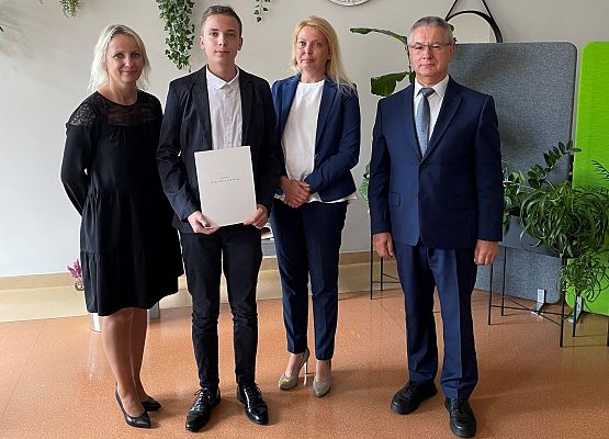 Nagrodę z rąk Wójta Gminy odbiera Franciszek Zeitz.