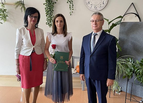 Wójt Gminy z wręcza akty nadania stopnia awansu nauczycielskiego Pani Annie Polskiej.