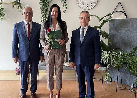 Wójt Gminy z wręcza akty nadania stopnia awansu nauczycielskiego Pani Amelii Labudda.