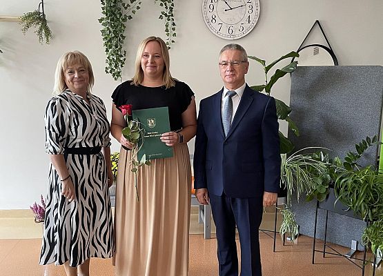 Wójt Gminy z wręcza akty nadania stopnia awansu nauczycielskiego Pani Karolinie Zdrojewskiej.