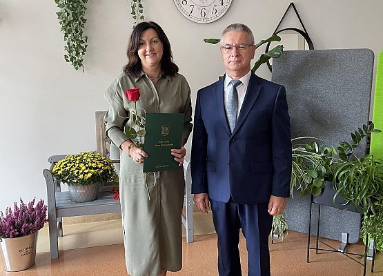 Wójt Gminy z wręcza powierzenie stanowiska Dyrektora Szkoły Podstawowej im. Strażaków Polskich w Nowej Wsi Lęborskiej Pani Grażyna Wójcik.