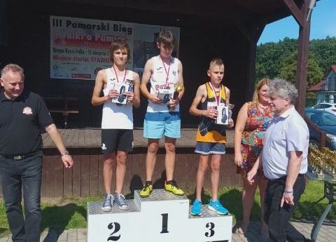 Zawodnicy Tęczy na podium.