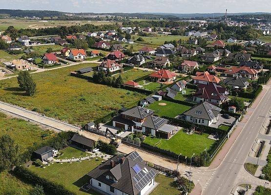 Osiedle zabudowy jednorodzinnej w obrębie drogi gminnej nr 122026G - ul. Bałtycka, ul. Bosmańska, Komandorska, ul. Kapitańska.