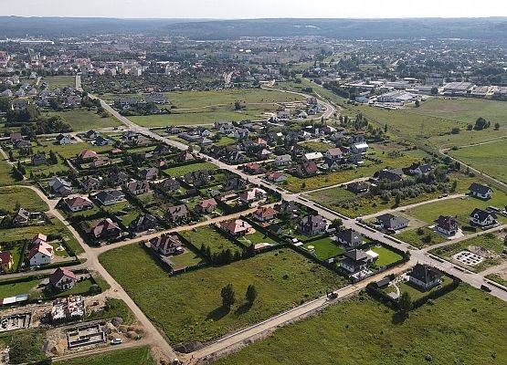 Osiedle zabudowy jednorodzinnej w obrębie drogi gminnej nr 122026G - widok ogólny.