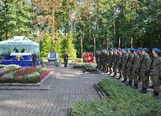 Żołnierze kompani honorowej na cmentarzu w Krępie Kaszubskiej.