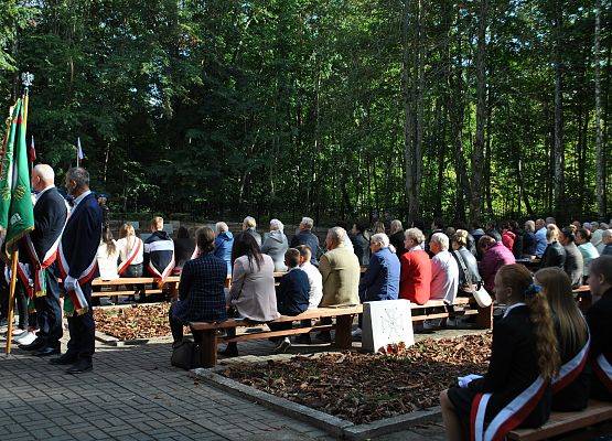 Mieszkańcy, uczestnicy uroczystości podczas uroczystej mszy świętej na cmentarzu w Krępie Kaszubskiej.