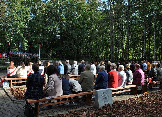 Mieszkańcy, uczestnicy uroczystości podczas uroczystej mszy świętej na cmentarzu w Krępie Kaszubskiej.