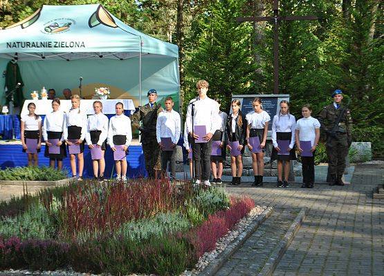 Młodzież szkolna (chłopcy i dziewczęta) ze szkoły podstawowej w Garczegorzu występują przed publicznością podczas uroczystości.