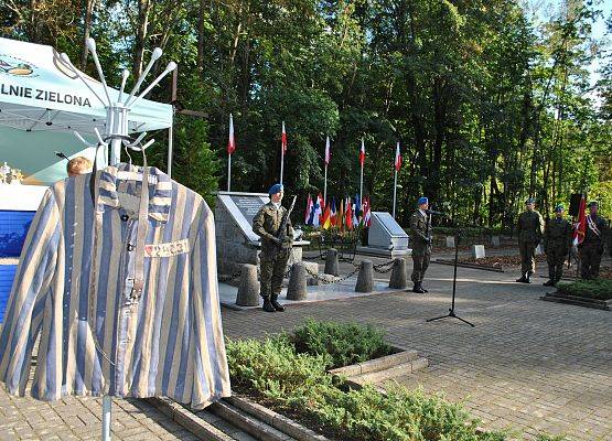 Eksponat muzeum w Sztutowie przywieziony na uroczystość. Jest to górna część stroju więźnia z obozu w Sztutowie, tzw. pasiak.