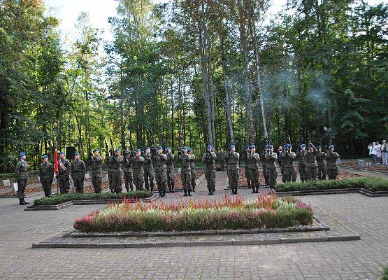 Kompania honorowa pełni wartę podczas uroczystości na cmentarzu w Krępie Kaszubskiej.