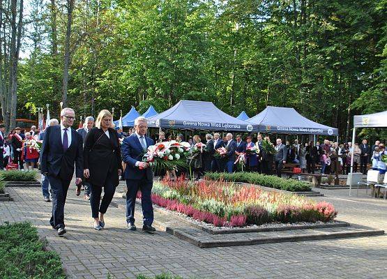 Delegacja składa wieniec przy pomniku ofiar marszu śmierci w Krępie Kaszubskiej.