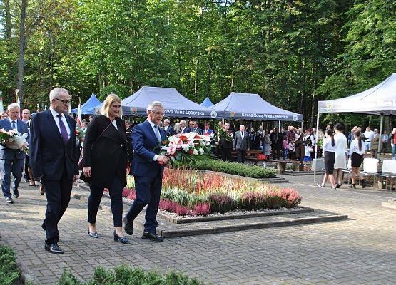 Delegacja składa wieniec przy pomniku ofiar marszu śmierci w Krępie Kaszubskiej.
