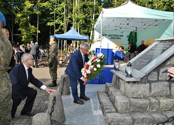 Delegacja składa wieniec przy pomniku ofiar marszu śmierci w Krępie Kaszubskiej.