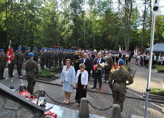 Delegacja składa wieniec przy pomniku ofiar marszu śmierci w Krępie Kaszubskiej.