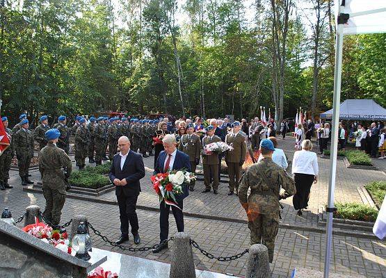 Delegacja składa wieniec przy pomniku ofiar marszu śmierci w Krępie Kaszubskiej.