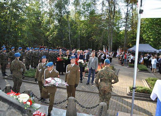 Delegacja składa wieniec przy pomniku ofiar marszu śmierci w Krępie Kaszubskiej.