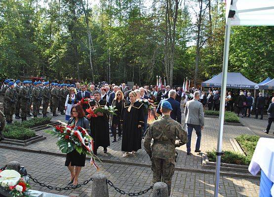 Delegacja składa wieniec przy pomniku ofiar marszu śmierci w Krępie Kaszubskiej.