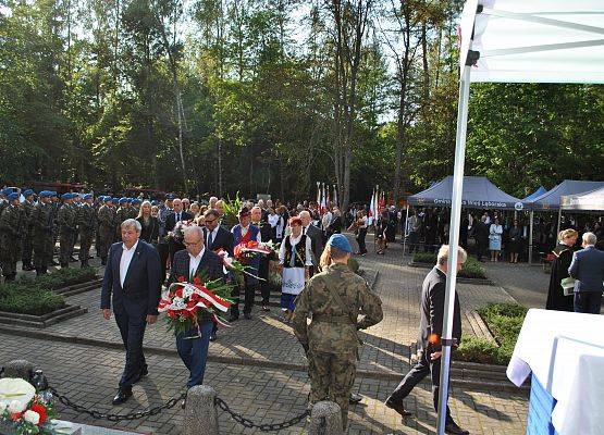 Delegacja składa wieniec przy pomniku ofiar marszu śmierci w Krępie Kaszubskiej.