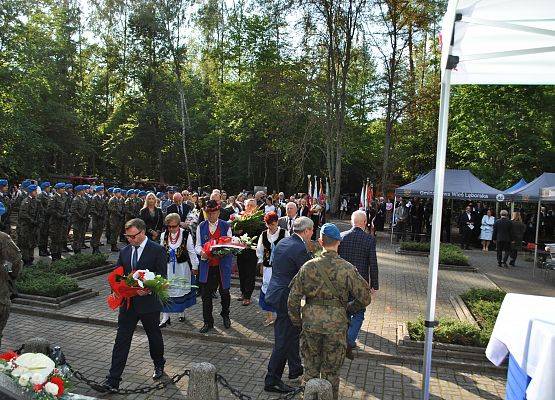 Delegacja składa wieniec przy pomniku ofiar marszu śmierci w Krępie Kaszubskiej.