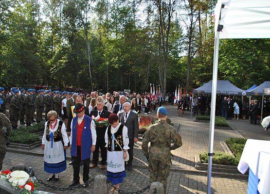 Delegacja składa wieniec przy pomniku ofiar marszu śmierci w Krępie Kaszubskiej.