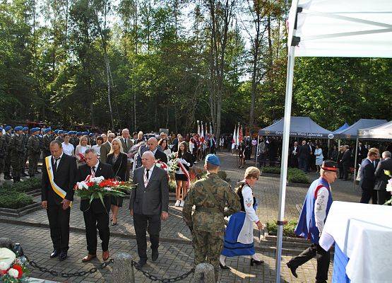 Delegacja składa wieniec przy pomniku ofiar marszu śmierci w Krępie Kaszubskiej.