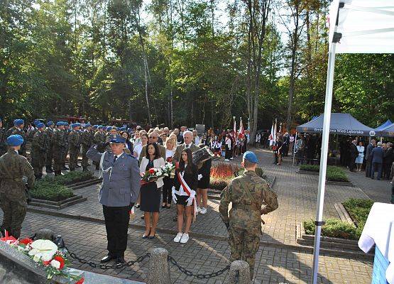 Delegacja składa wieniec przy pomniku ofiar marszu śmierci w Krępie Kaszubskiej.