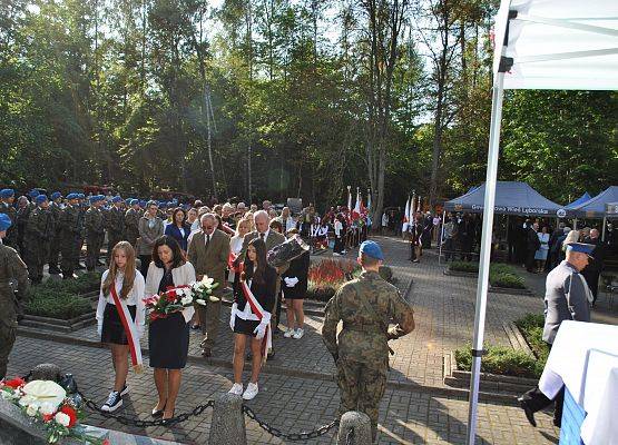 Delegacja składa wieniec przy pomniku ofiar marszu śmierci w Krępie Kaszubskiej.