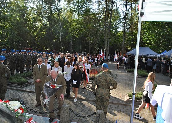 Delegacja składa wieniec przy pomniku ofiar marszu śmierci w Krępie Kaszubskiej.