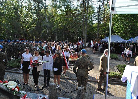 Delegacja składa wieniec przy pomniku ofiar marszu śmierci w Krępie Kaszubskiej.