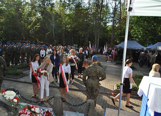 Delegacja składa wieniec przy pomniku ofiar marszu śmierci w Krępie Kaszubskiej.