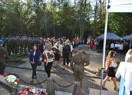 Delegacja składa wieniec przy pomniku ofiar marszu śmierci w Krępie Kaszubskiej.