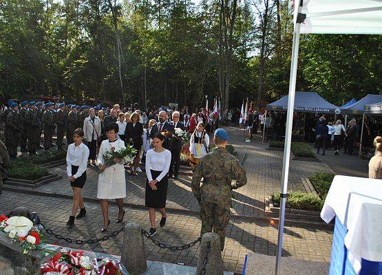 Delegacja składa wieniec przy pomniku ofiar marszu śmierci w Krępie Kaszubskiej.