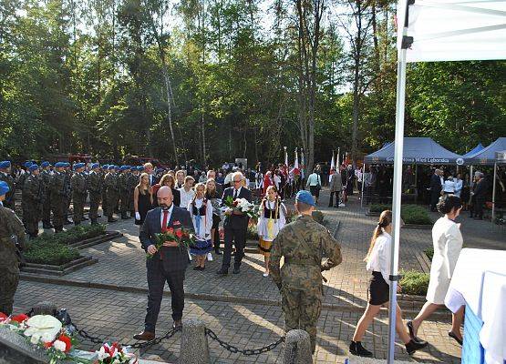 Delegacja składa wieniec przy pomniku ofiar marszu śmierci w Krępie Kaszubskiej.