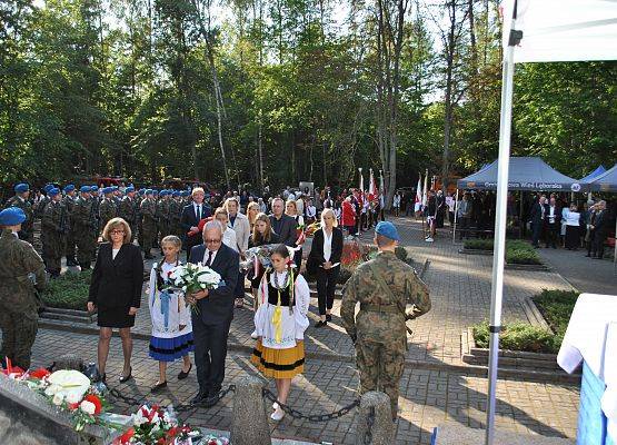 Delegacja składa wieniec przy pomniku ofiar marszu śmierci w Krępie Kaszubskiej.