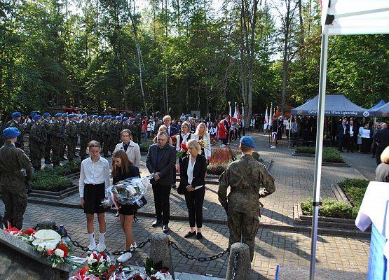 Delegacja składa wieniec przy pomniku ofiar marszu śmierci w Krępie Kaszubskiej.