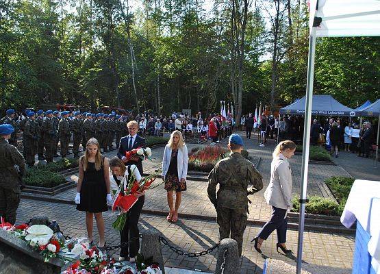 Delegacja składa wieniec przy pomniku ofiar marszu śmierci w Krępie Kaszubskiej.