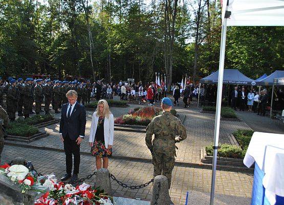 Delegacja składa wieniec przy pomniku ofiar marszu śmierci w Krępie Kaszubskiej.
