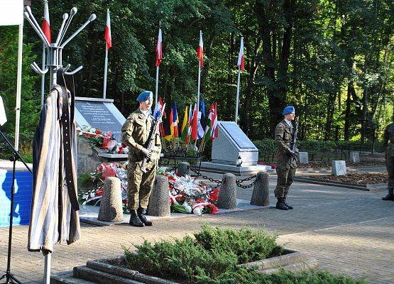 Warta honorowa przy pomniku zbiorowym pomordowanych więźniów na cmentarzu w Krępie Kaszubskiej.