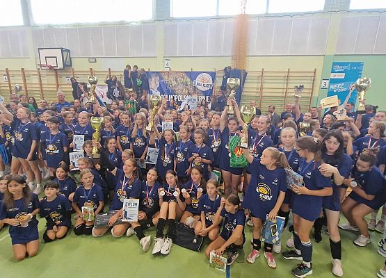 Grupowe zdjęcie w hali sportowej wszystkich uczestników turnieju.