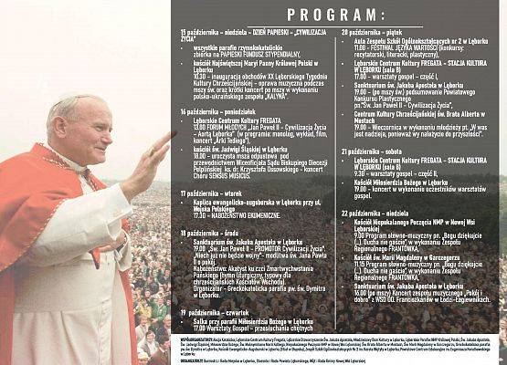 Papież Jan Paweł II z podniesioną ręką na tle pielgrzymów. Obok tytuł i program wydarzenia. grafika