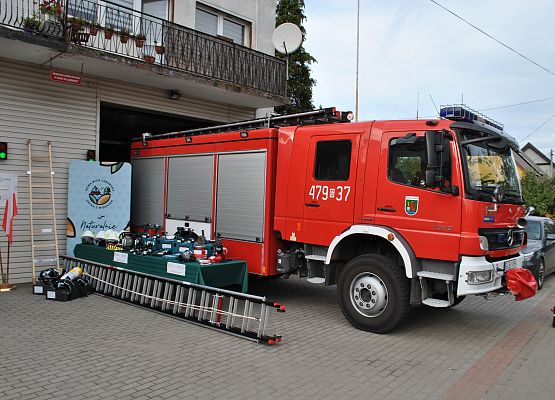 Grafika 1: Uroczyste przekazanie sprzętu jednostkom OSP z terenu Gminy Nowa Wieś Lęborska w ramach dotacji z Funduszu Sprawiedliwości