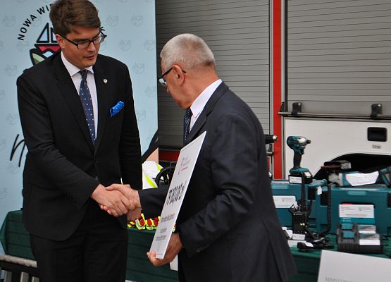 Grafika 7: Uroczyste przekazanie sprzętu jednostkom OSP z terenu Gminy Nowa Wieś Lęborska w ramach dotacji z Funduszu Sprawiedliwości