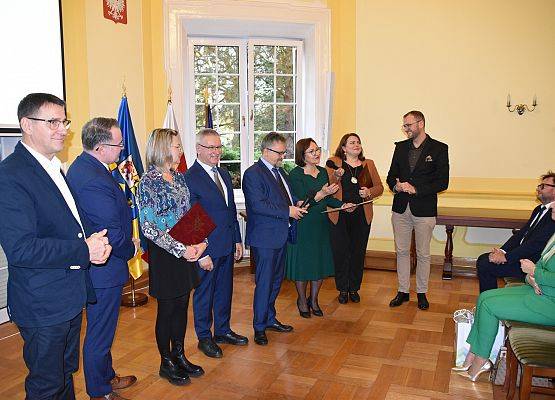 Wyróżnienie z rąk włodarzy lokalnych samorządów odbiera sołtys Pogorzelic - Pan Szymon Medalion.