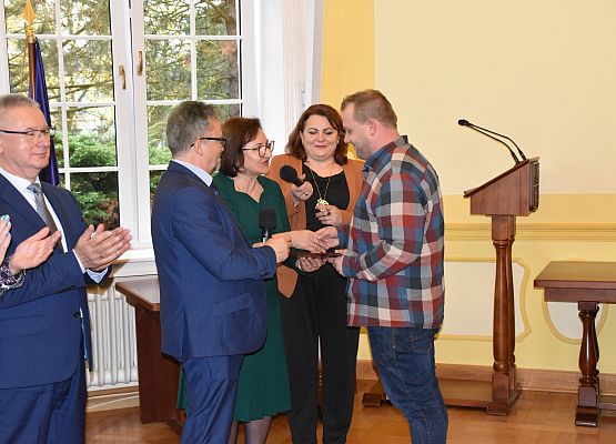 Wyróżnienie z rąk włodarzy lokalnych samorządów odbiera sołtys Obliwic - Pan Paweł Kubiak.