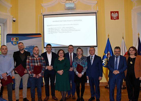 Wspólne zdjęcie przedstawicieli samorządów z nagrodzonymi sołtysami z Gminy Nowa Wieś Lęborska w sali Starostwa Powiatowego w Lęborku.