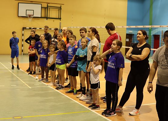 Grafika 8: Świąteczny Siatkarski Turniej Rodzinny