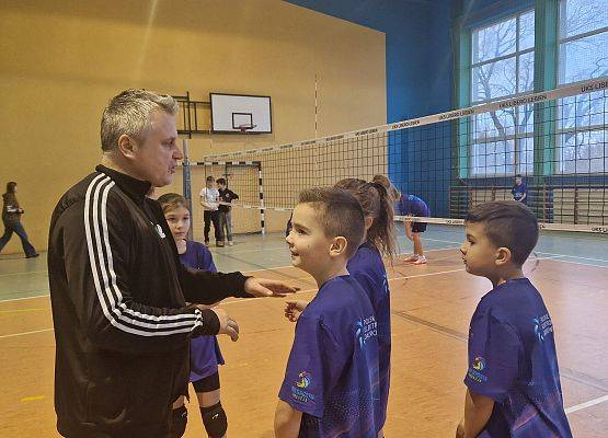 Trener rozmawia z zawodnikami.