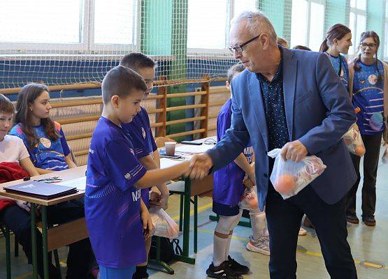 Dyrektor szkoły wręcza zawodnikom nagrody.